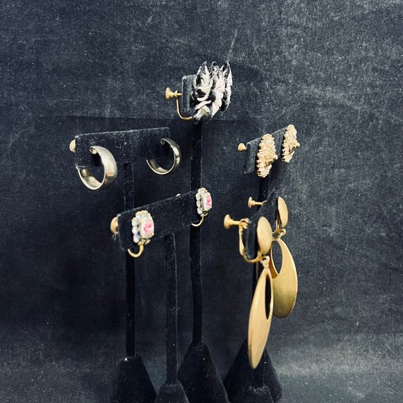 Lot of 5 Gold Tone Screw Back Earrings (4826) - Picture 7 of 8